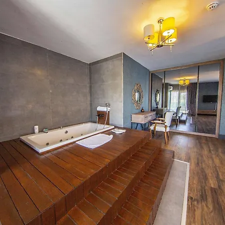 Ivy Sailing Hotel